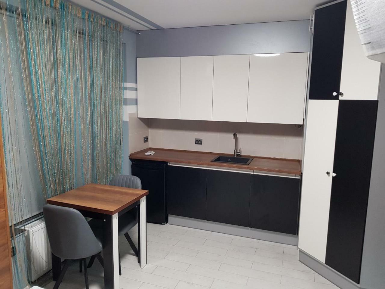 Balabana Red Apartment Lviv Ngoại thất bức ảnh